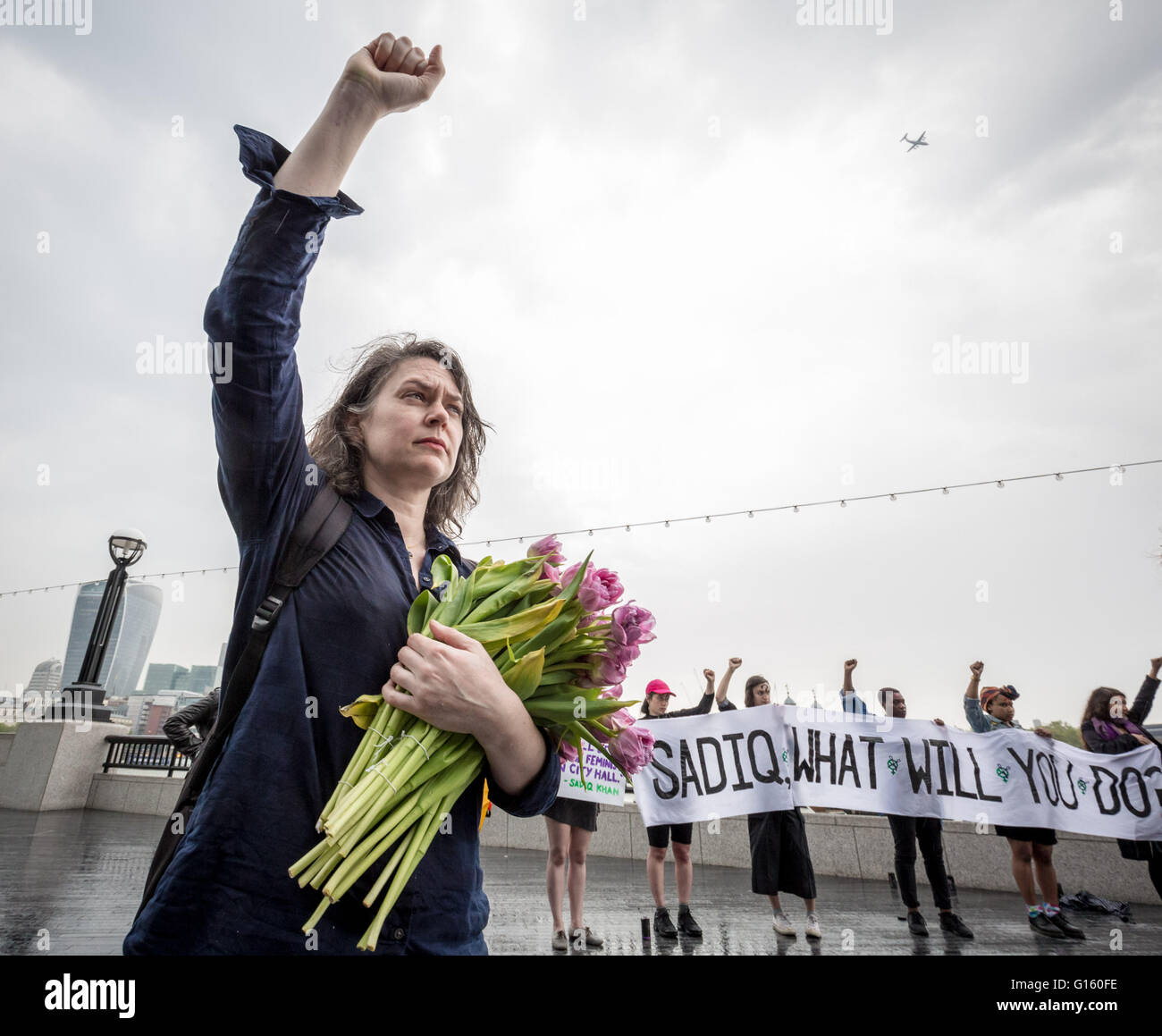 Londres, Royaume-Uni. 9 mai, 2016. Protestation contre la violence domestique à l'extérieur de l'Hôtel de ville par les Sœurs Uncut de groupe d'activiste Crédit : Guy Josse/Alamy Live News Banque D'Images