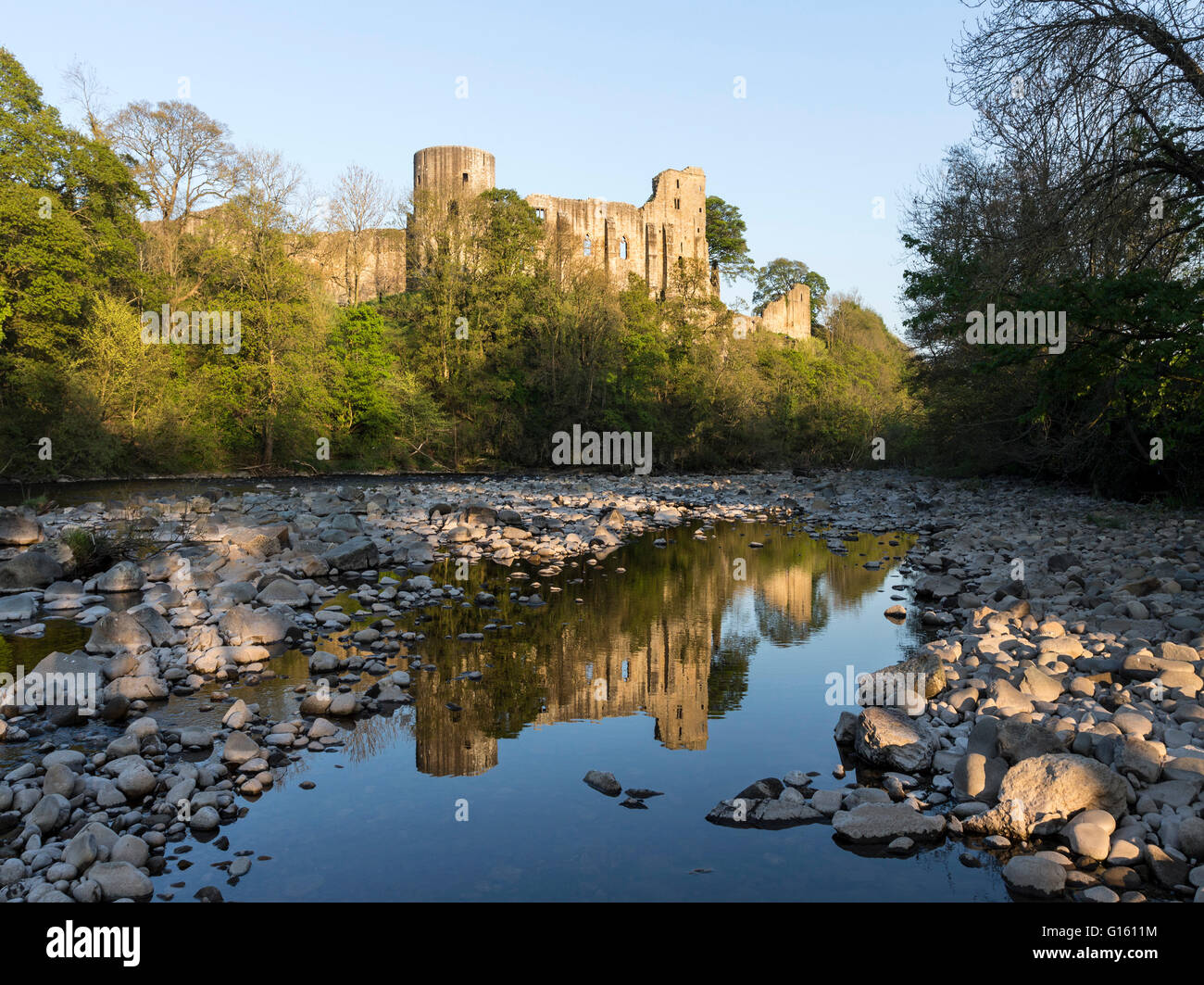 Teesdale, Barnard Castle, comté de Durham au Royaume-Uni. Le lundi 9 mai 2016. Météo britannique. Une belle soirée chaude dans le Nord de l'Angleterre comme le soleil illumine themedieval château de Barnard Castle situé sur un éperon rocheux au-dessus de la Rivière Tees. Crédit : David Forster/Alamy Live News Banque D'Images