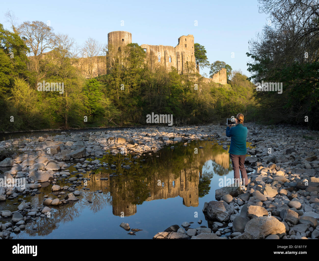 Teesdale, Barnard Castle, comté de Durham au Royaume-Uni. Le lundi 9 mai 2016. Météo britannique. Une belle soirée chaude dans le Nord de l'Angleterre comme le soleil illumine le château médiéval de Barnard Castle situé sur un éperon rocheux au-dessus de la Rivière Tees. Crédit : David Forster/Alamy Live News Banque D'Images