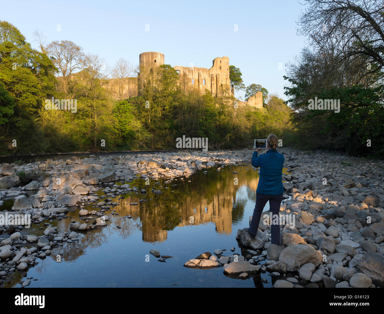 Teesdale, Barnard Castle, comté de Durham au Royaume-Uni. Le lundi 9 mai 2016. Météo britannique. Une belle soirée chaude dans le Nord de l'Angleterre comme le soleil illumine le château médiéval de Barnard Castle situé sur un éperon rocheux au-dessus de la Rivière Tees. Crédit : David Forster/Alamy Live News Banque D'Images