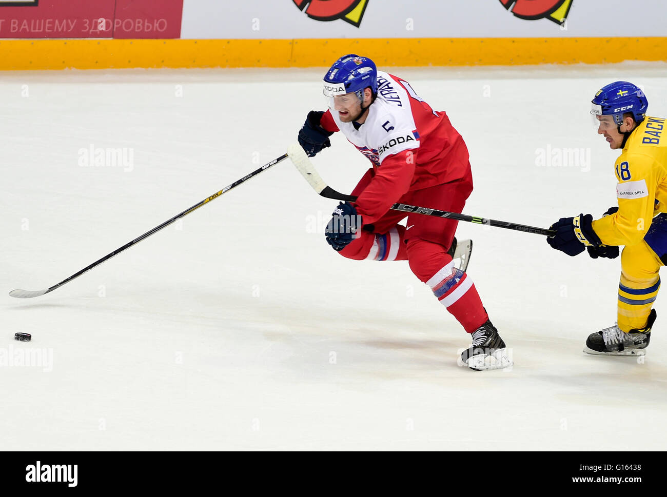 Moscou, Russie. 09 mai, 2016. Jakub Jerabek de République tchèque, de gauche, et Mikael Backlund de Suède en action pendant la Championnat du Monde de Hockey sur glace match du groupe A La République tchèque contre la Suède dans la région de Moscou, Russie, le 9 mai 2016. © Roman Vondrous/CTK Photo/Alamy Live News Banque D'Images