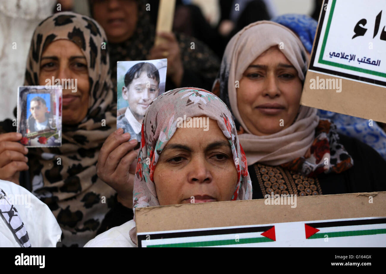 La ville de Gaza, bande de Gaza, territoire palestinien. 10 mai, 2016. Les familles des martyrs palestiniens, tenir des banderoles au cours d'une manifestation pour réclamer leurs salaires, dans la ville de Gaza, le 10 mai 2016 Crédit : Mohammed Asad APA/Images/ZUMA/Alamy Fil Live News Banque D'Images