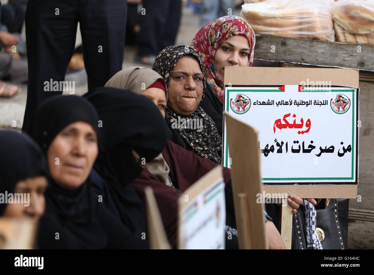 La ville de Gaza, bande de Gaza, territoire palestinien. 10 mai, 2016. Les familles des martyrs palestiniens, tenir des banderoles au cours d'une manifestation pour réclamer leurs salaires, dans la ville de Gaza, le 10 mai 2016 Crédit : Mohammed Asad APA/Images/ZUMA/Alamy Fil Live News Banque D'Images