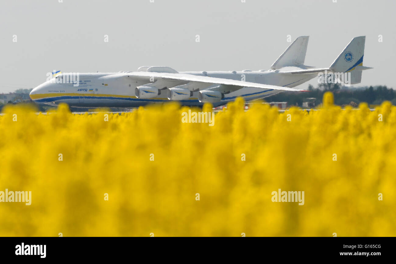 Prague, République tchèque. 10 mai, 2016. Antonov An-225 Mriya, le plus grand avion de cargaison, a atterri à l'aéroport de Prague Vaclav Havel, la République tchèque, 10 mai 2016 afin de faire un grand-tchèque fait générateur électrique à l'Australie. L'un de fabrication soviétique-225, qui est de 84 mètres de long avec l'envergure de 88 mètres, est le seul avion de ce type qui a été achevé. © Michal Krumphanzl/CTK Photo/Alamy Live News Banque D'Images