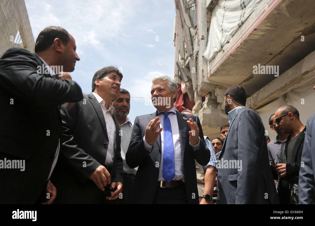 La ville de Gaza, bande de Gaza, territoire palestinien. 10 mai, 2016. Le Ministre belge des Affaires étrangères Didier Reynders visite la ville de Gaza est Shujaiya quartier, ce qui a été détruit pendant la guerre de 50 jours entre Israël et le Hamas militants dans l'été de 2014, lors d'une visite officielle dans la bande de Gaza le 10 mai 2016 Crédit : Mohammed Asad APA/Images/ZUMA/Alamy Fil Live News Banque D'Images