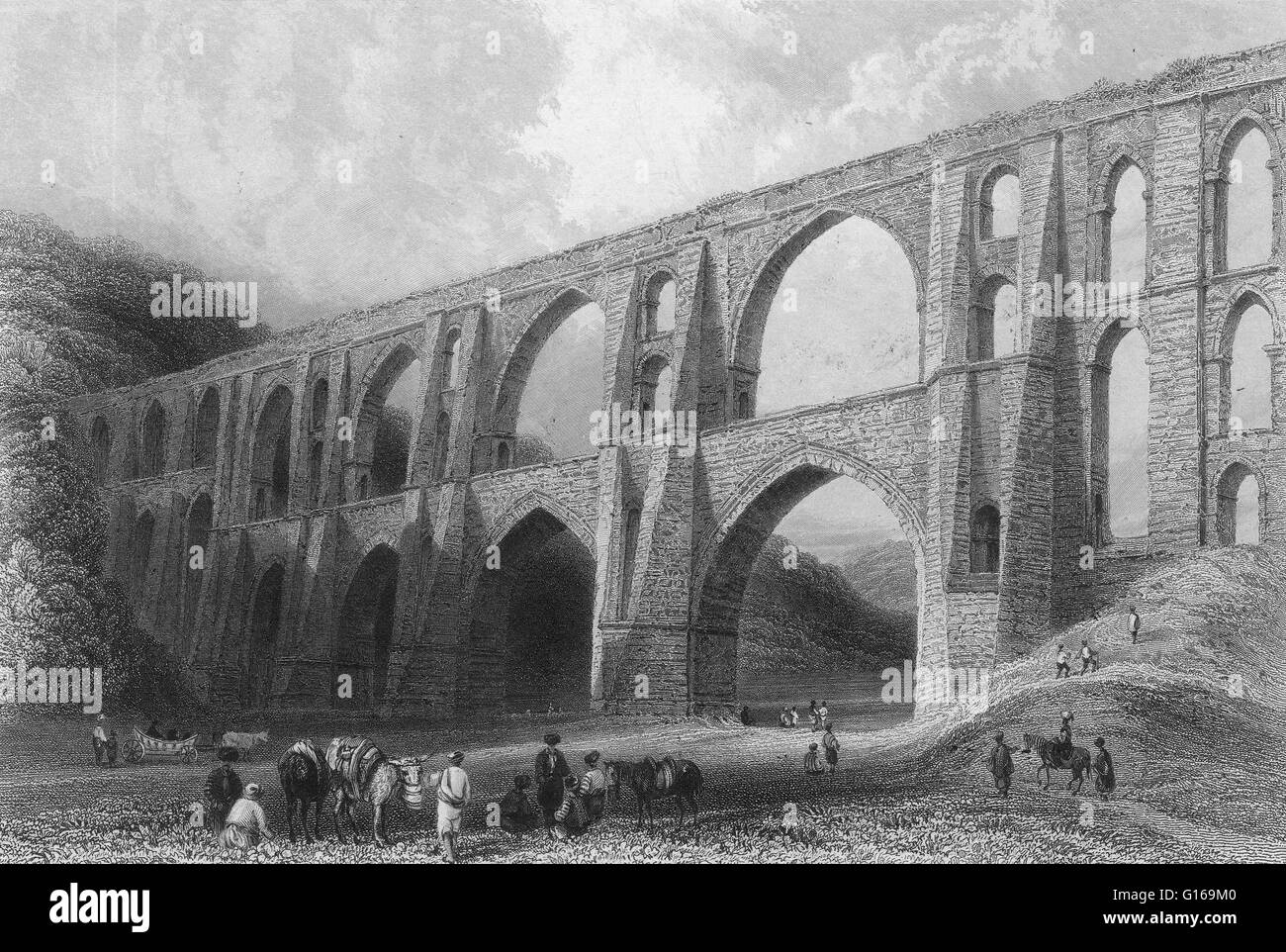 L'Aqueduc de Valens est un aqueduc romain qui a constitué le principal système d'eau fournissant de l'Est de la capitale romaine de Constantinople (Istanbul, Turquie moderne). La date exacte que la construction de l'aqueduc a commencé est incertaine, mais il a été terminé en l'an 368 sous le règne de l'empereur romain Valens, dont il porte le nom. Les Romains ont construit de nombreux aqueducs pour apporter de l'eau provenant de sources éloignées dans leurs villes et villages, en fournissant des bains publics, des latrines, des fontaines et des ménages privés. L'eau des déchets a été enlevé par des systèmes complexes et rejetées dans les plans d'eau à proximité, en gardant Banque D'Images