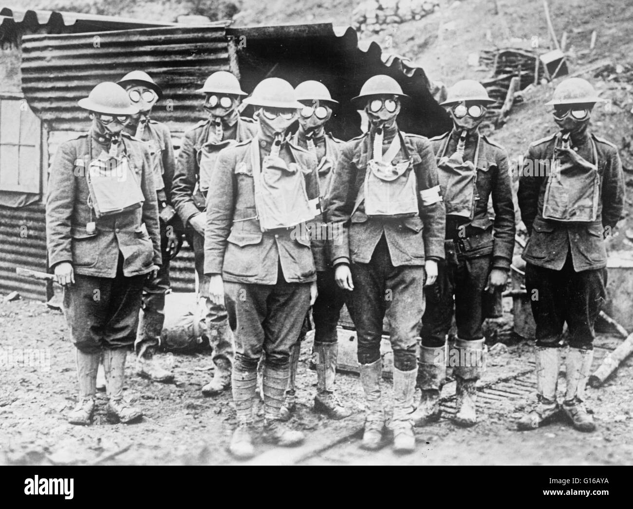 La première utilisation de gaz toxiques sur le front occidental était le 22 avril 1915, par les Allemands à Ypres, et contre les troupes coloniales françaises. La British Royal Society of Chemistry affirme que scientifique britannique Edward Harrison a mis au point la première practica Banque D'Images