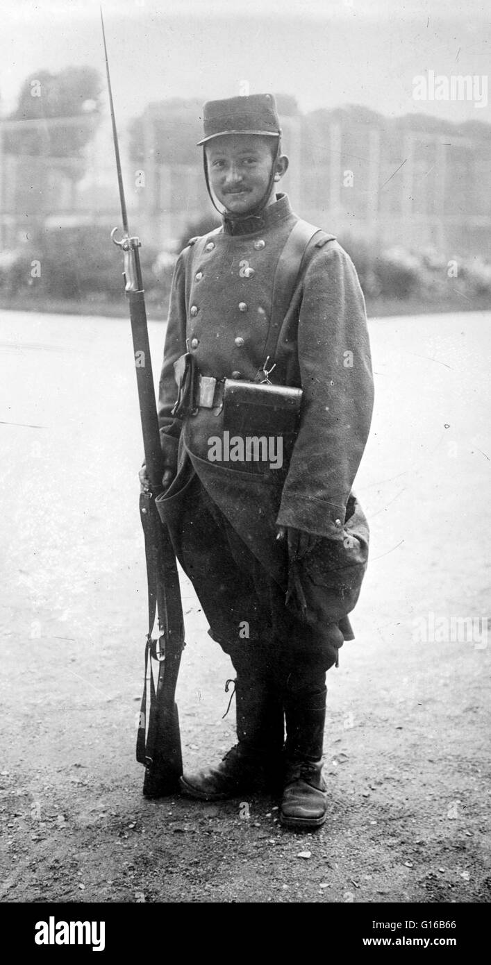 Un soldat français non identifié au cours de la Première Guerre mondiale en janvier 1914, l'armée française avait 47 divisions, composée de 777 000 soldats français et 47 000 troupes coloniales. Un autre 2,9 millions d'hommes ont été mobilisés à l'été de 1914, et de lourdes pertes aux Wester Banque D'Images