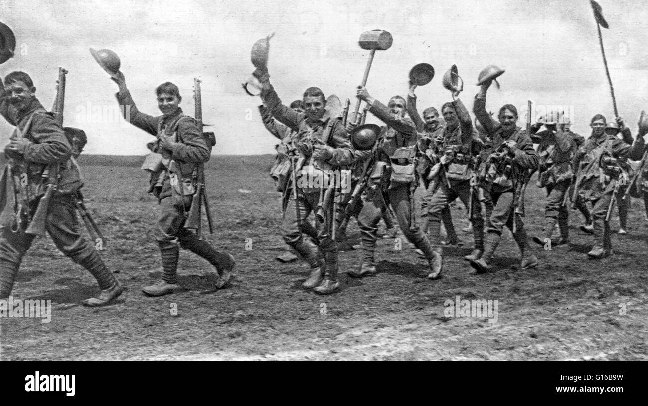 Les Worcesters passe à l'action de marche et agitant leurs casques en message d'accueil. Le Worcestershire Regiment était un régiment d'infanterie de la ligne dans l'armée britannique, formé en 1881. Dans la première guerre mondiale le régiment a vu l'action dans la retraite de Mons, Banque D'Images