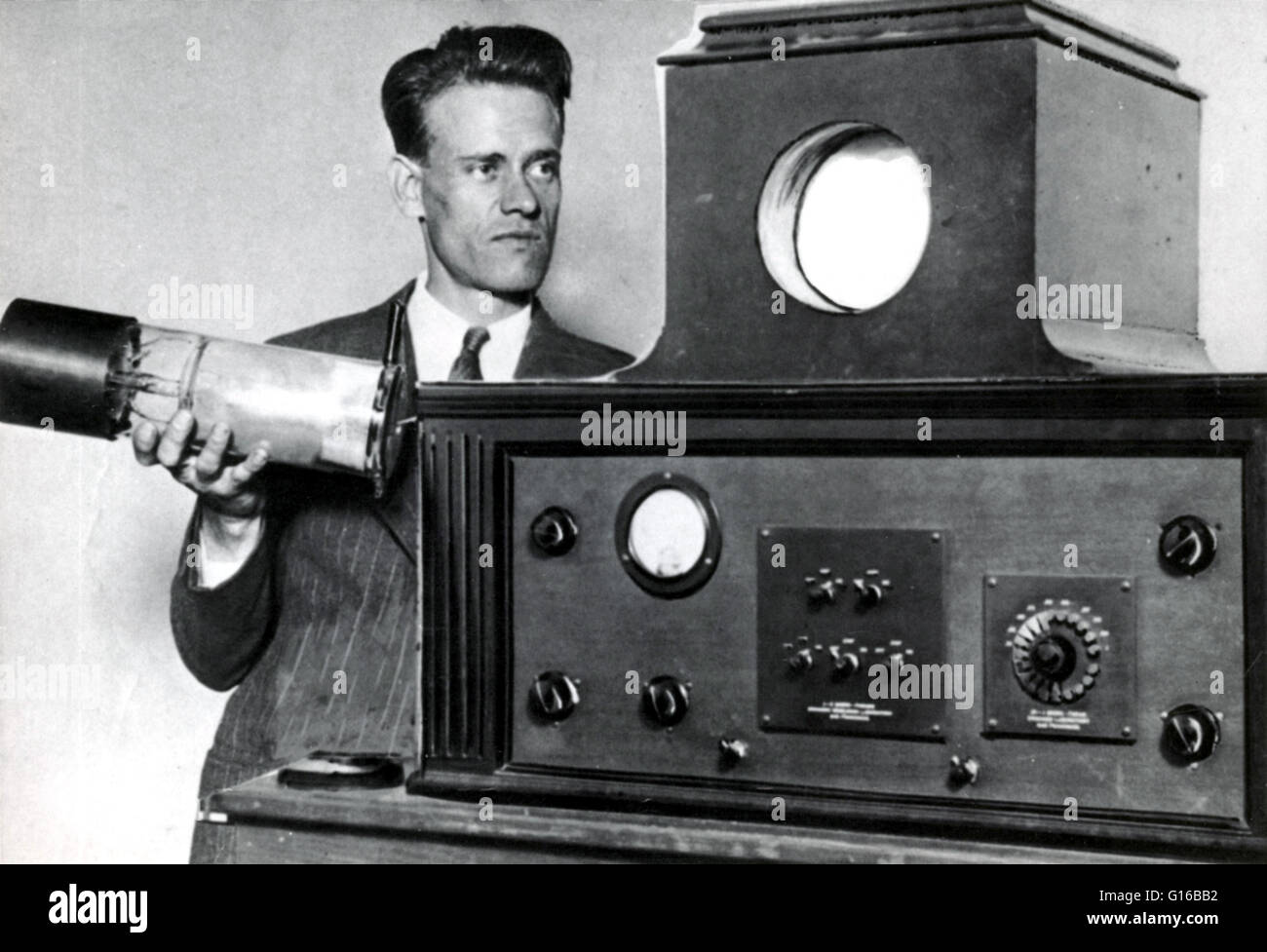 Titré : 'Farnsworth tenant son tube dissecteur, et d'afficher sa nouvelle télévision révolutionnaire, San Francisco, Californie, le 10 août 1929.' Philo Farnsworth Taylor (19 août 1906 - 11 mars 1971) était un inventeur américain et pionnier de la télévision. Il Banque D'Images