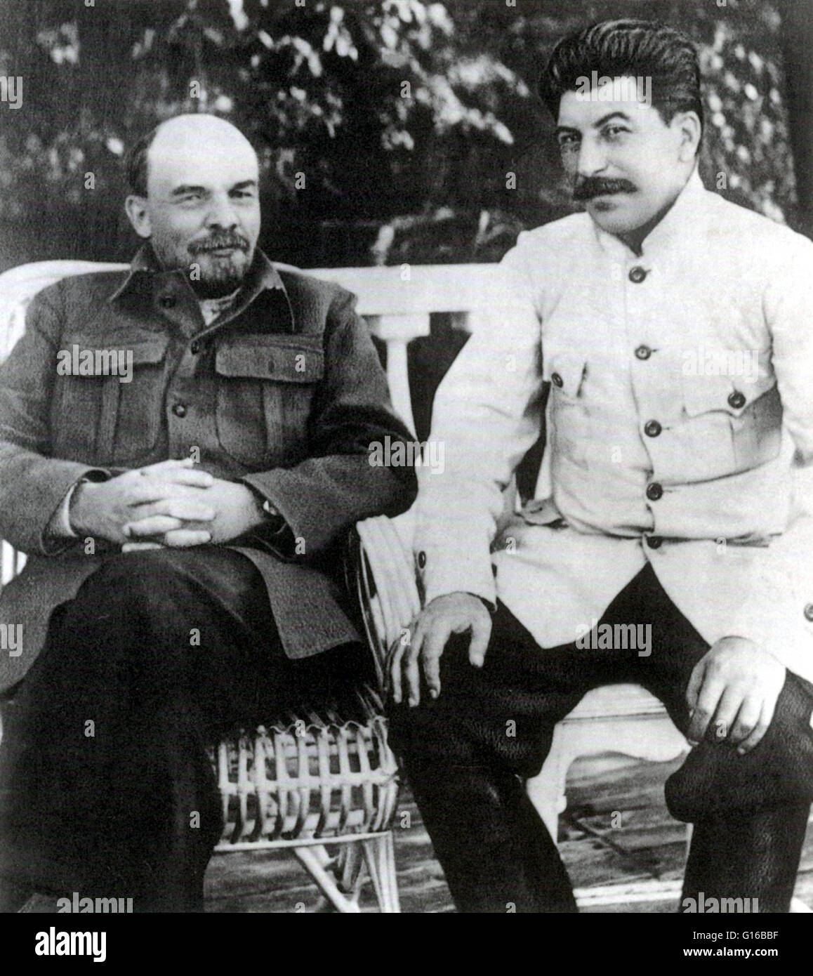 Vladimir Lénine (à gauche) et Josef Stalin (droite) à Gorki, 1922. Lénine a subi un accident vasculaire cérébral en 1922, forçant dans une semi-retraite à Gorki. Staline lui rendait visite souvent, agissant comme son intermédiaire avec le monde extérieur,mais la paire se querelle et leur relatio Banque D'Images