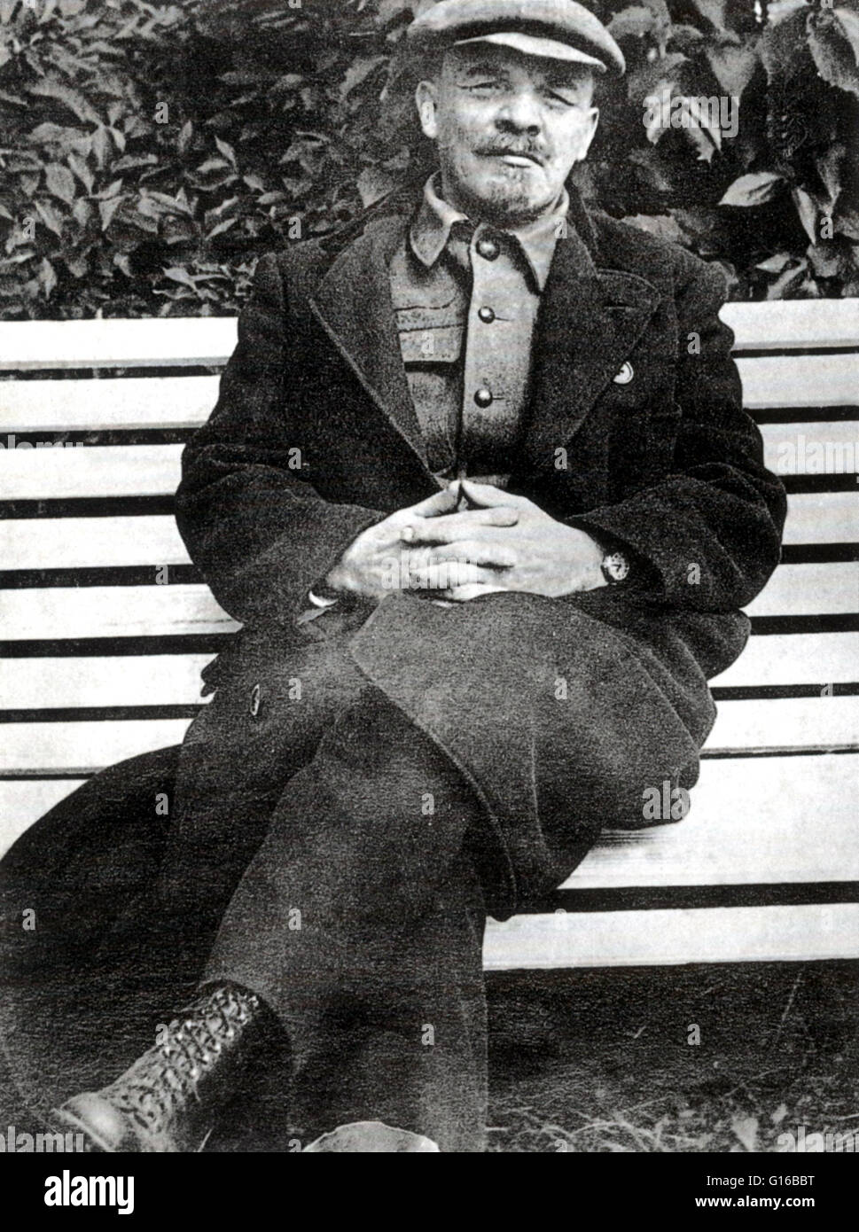 Lénine assis sur un banc à Gorky, 1922. Vladimir Ilitch Lénine (22 avril 1870 - 21 janvier 1924) était un révolutionnaire marxiste russe, homme politique communiste, homme d'État russe et théoricien marxiste. Lénine a été le premier premier ministre de l'Union soviétique. En 1 Banque D'Images
