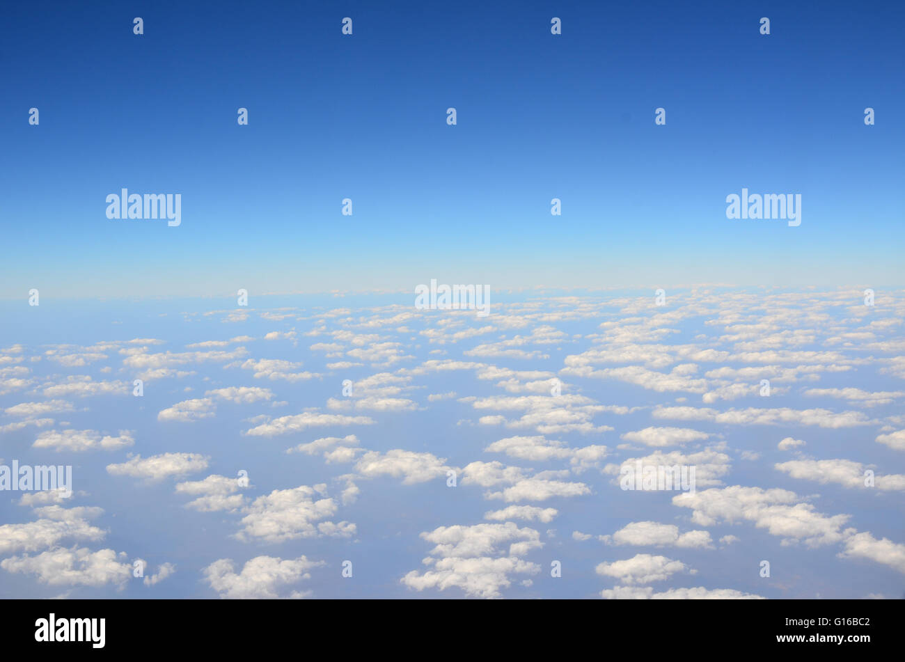 Nuages vus à travers la fenêtre de l'avion pendant le vol. Banque D'Images