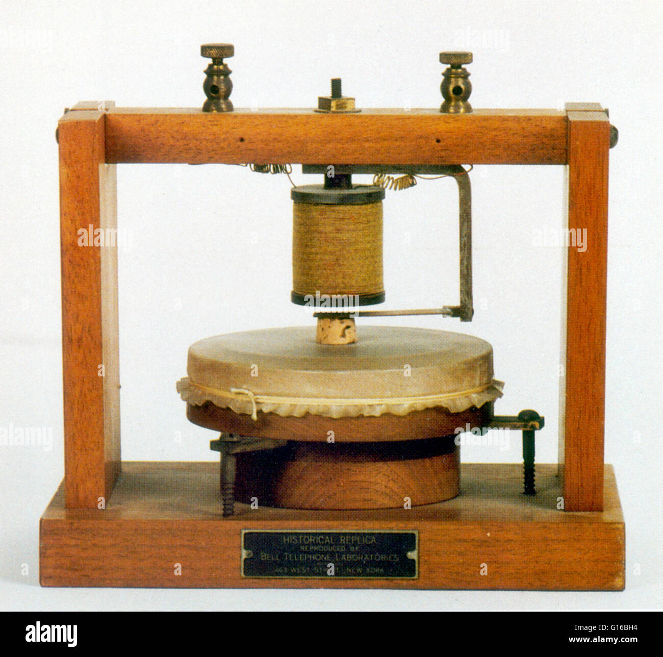 Réplique de 1876 de Bell téléphone émetteur (micro) se composait d'un électro-aimant double, en face de laquelle une membrane tendue sur un anneau, portait un morceau de fer doux oblongue collée à son milieu. Un embout en forme d'entonnoir réalisé la voix si Banque D'Images