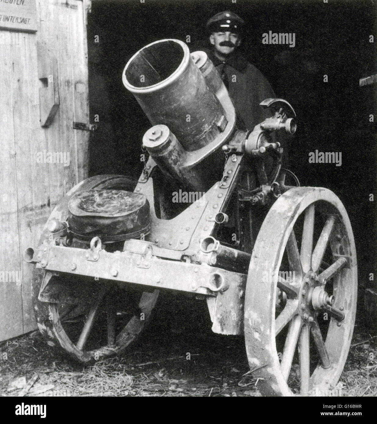 Minenwerfer (mine launcher) est le nom allemand pour une classe de mortiers à courte portée largement utilisé pendant la PREMIÈRE GUERRE MONDIALE par l'armée allemande. Les armes étaient destinées à être utilisées par les ingénieurs pour effacer les obstacles y compris des bunkers et des barbelés, que l'art plus longue portée Banque D'Images