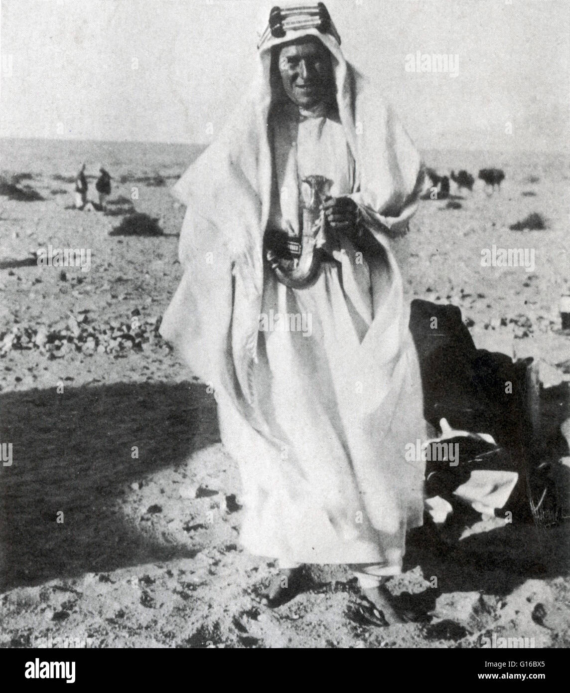 Photo non datée de T.E. Lawrence en costume traditionnel arabe. Thomas Edward Lawrence (16 août 1888 - 19 mai 1935), connu comme T. E. Lawrence, était un officier de l'armée britannique célèbre surtout pour son rôle de liaison pendant le Sinaï et Palesti Banque D'Images