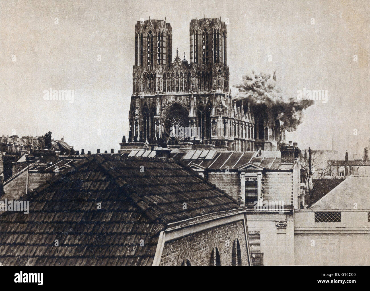 Le 4 septembre 1914, un mois après le début de la PREMIÈRE GUERRE MONDIALE, l'armée allemande est entrée Reims. Il a été repoussé mais il s'est réfugié dans les forteresses, et a commencé à bombarder. Le 20 septembre 1914, la cathédrale Notre-Dame de Reims (Notre Dame de Reims) Allemand Banque D'Images