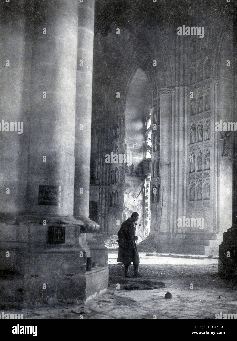 Le 4 septembre 1914, un mois après le début de la PREMIÈRE GUERRE MONDIALE, l'armée allemande est entrée Reims. Il a été repoussé mais il s'est réfugié dans les forteresses, et a commencé à bombarder. Le 20 septembre 1914, la cathédrale Notre-Dame de Reims (Notre Dame de Reims) Allemand Banque D'Images