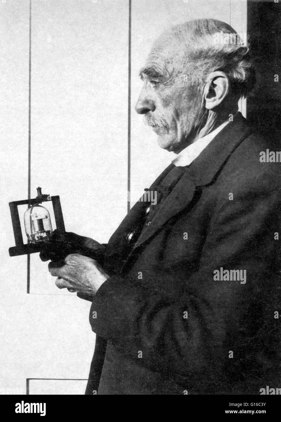 Fleming, à l'âge de 74 ans, tenant sa soupape d'oscillation, 1923. John Ambrose Fleming (29 novembre 1849 - 18 avril 1945) était un physicien et ingénieur en électricité. En 1904, il a inventé le vide à deux électrodes-tube redresseur, qu'il a appelé l'o Banque D'Images