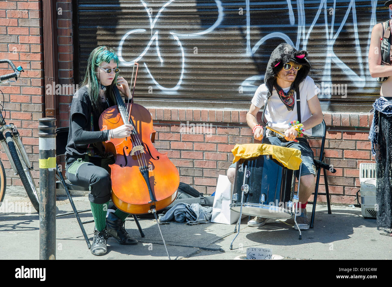 Toronto, Canada - 26 mai 2013, les artistes de rue jouent au marché d'agriculteurs dans la nouvelle zone piétonne le dimanche de célébration. Kensington Mar Banque D'Images