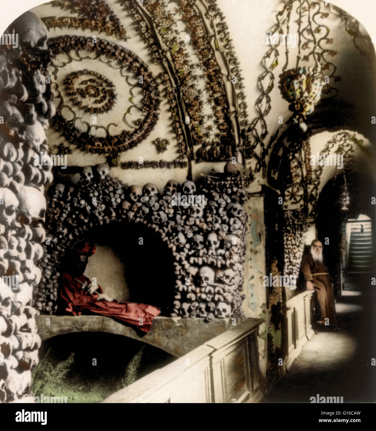 Stéréophotogramme présente dans le corridor Cappuccini Catacombes, Rome, Italie, 1897. La Crypte des Capucins est un petit espace comprenant plusieurs petites chapelles situé sous l'église de Santa Maria della Concezione dei Cappuccini sur la Via Veneto, près de la Piazza Barberin Banque D'Images