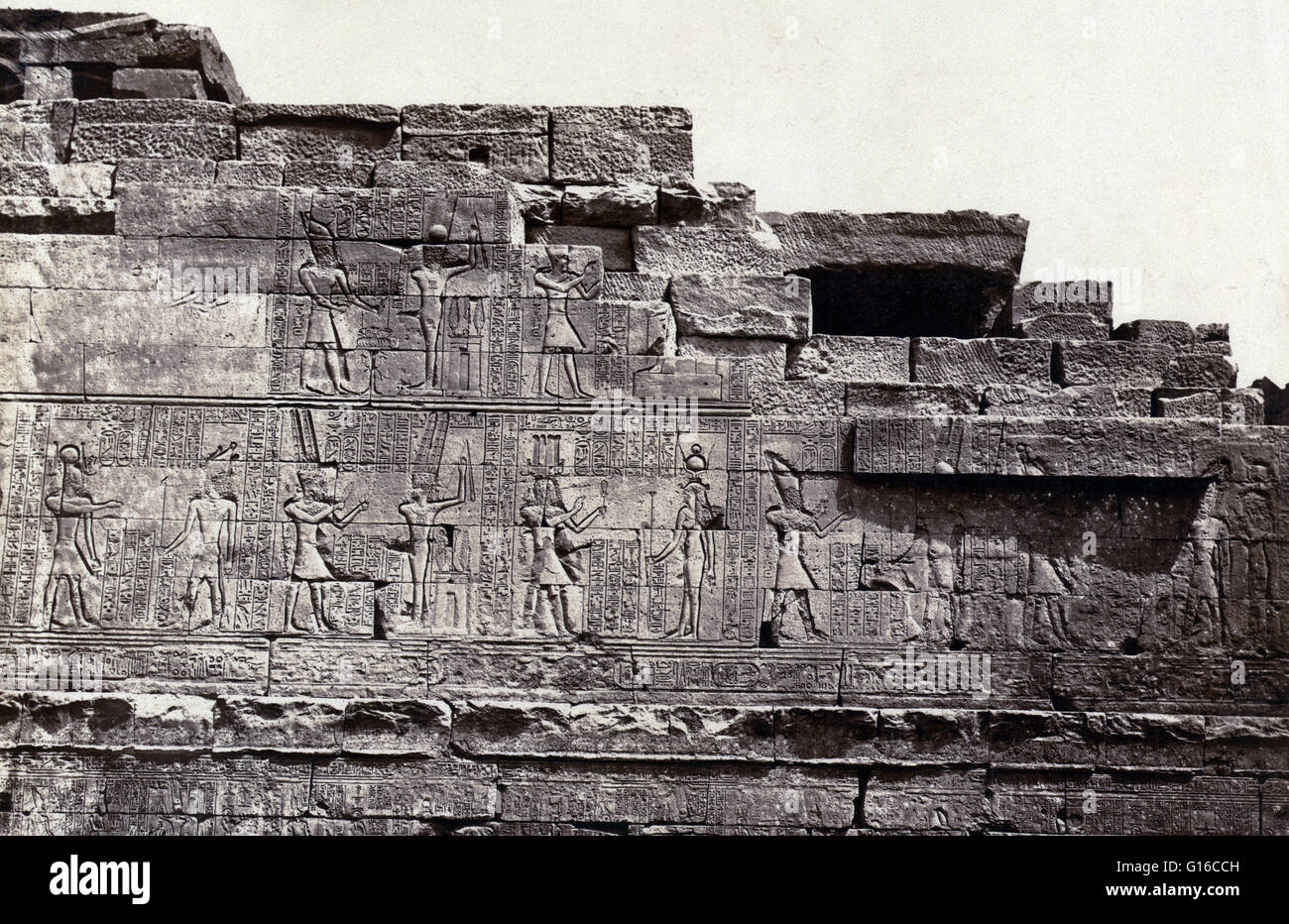 Bas-relief sur le côté du Temple de Karnak, photographié par Maison Bonfils, circa 1867-1885. Le Temple de Karnak est un complexe composé d'un vaste ensemble de temples cariées, chapelles, pylônes, et autres bâtiments. La construction du complexe a commencé pendant le règne de Sésostris I Banque D'Images