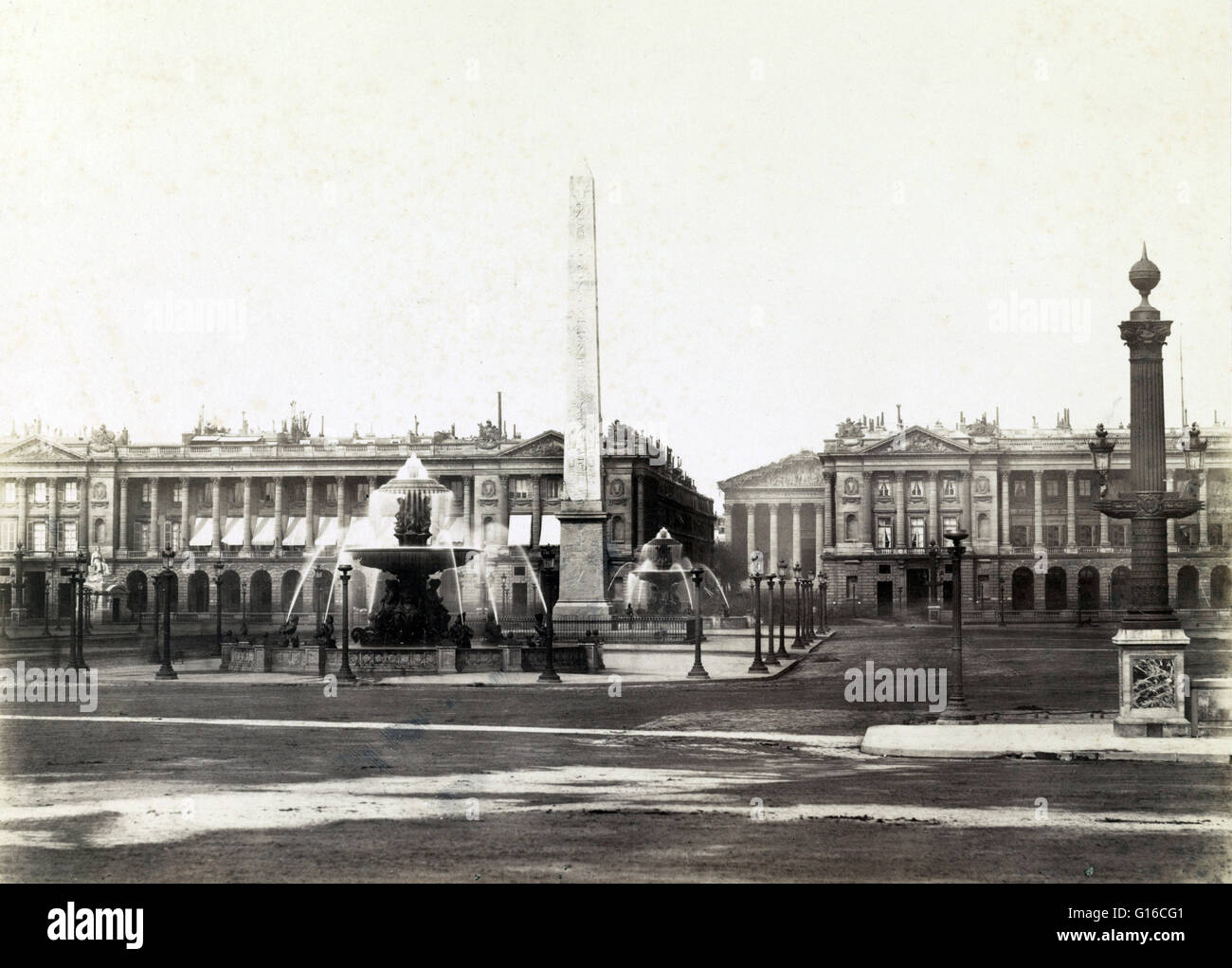 L'obélisque de Louxor et de la fontaine à la place de la concorde avec ses palais, Rue Royale, et l'église de la Madeleine à l'arrière-plan photographié par Charles Soulier, 1865. L'Obélisque de Louxor est un 75 pied de haut obélisque égyptien à l'origine situé à l'entrée t Banque D'Images