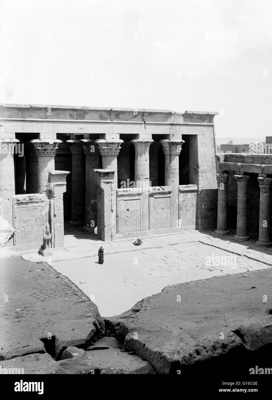 Intitulé : 'Temple d'Horus, Edfou. Vue du pylône' photographié par American Colony Jérusalem vers 1900-1920. Le Temple d'Edfou est un ancien temple égyptien situé sur la rive ouest du Nil, dans la ville d'Edfou qui était connue à l'époque gréco-romaine comme Banque D'Images