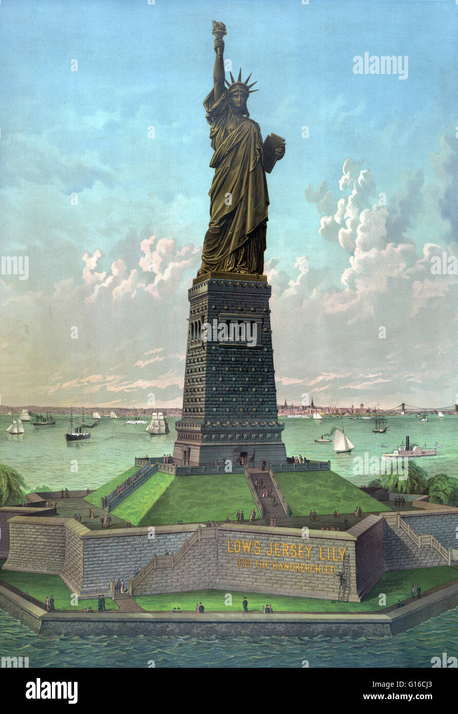La Statue de la liberté est une colossale sculpture néoclassique sur Liberty Island à New York Harbor, conçu par Frédéric Bartholdi et consacrée le 28 octobre 1886. La statue, un don à l'Organisation des membres du peuple de France, est d'une femelle robe figu Banque D'Images