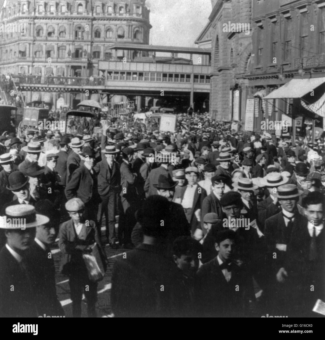 Stéréophotogramme libre de droit : 'foule autour de New York fin du pont de Brooklyn, durant les heures de pointe quand 3 000 personnes franchissent chaque minute, 1904. "Le Pont de Brooklyn est l'un des plus anciens ponts suspendus des États-Unis. Achevée en 1883, elle relie la Banque D'Images