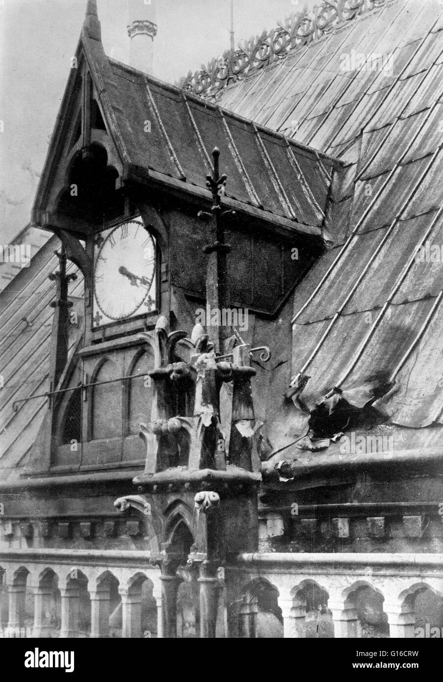 La photographie montre le toit de la cathédrale Notre-Dame de Paris, France, après avoir été frappé par une bombe allemande en octobre 1914 au cours de la PREMIÈRE GUERRE MONDIALE. Notre-Dame de Paris (Notre Dame de Paris est une cathédrale catholique de Paris, France. La cathédrale est largement cons Banque D'Images