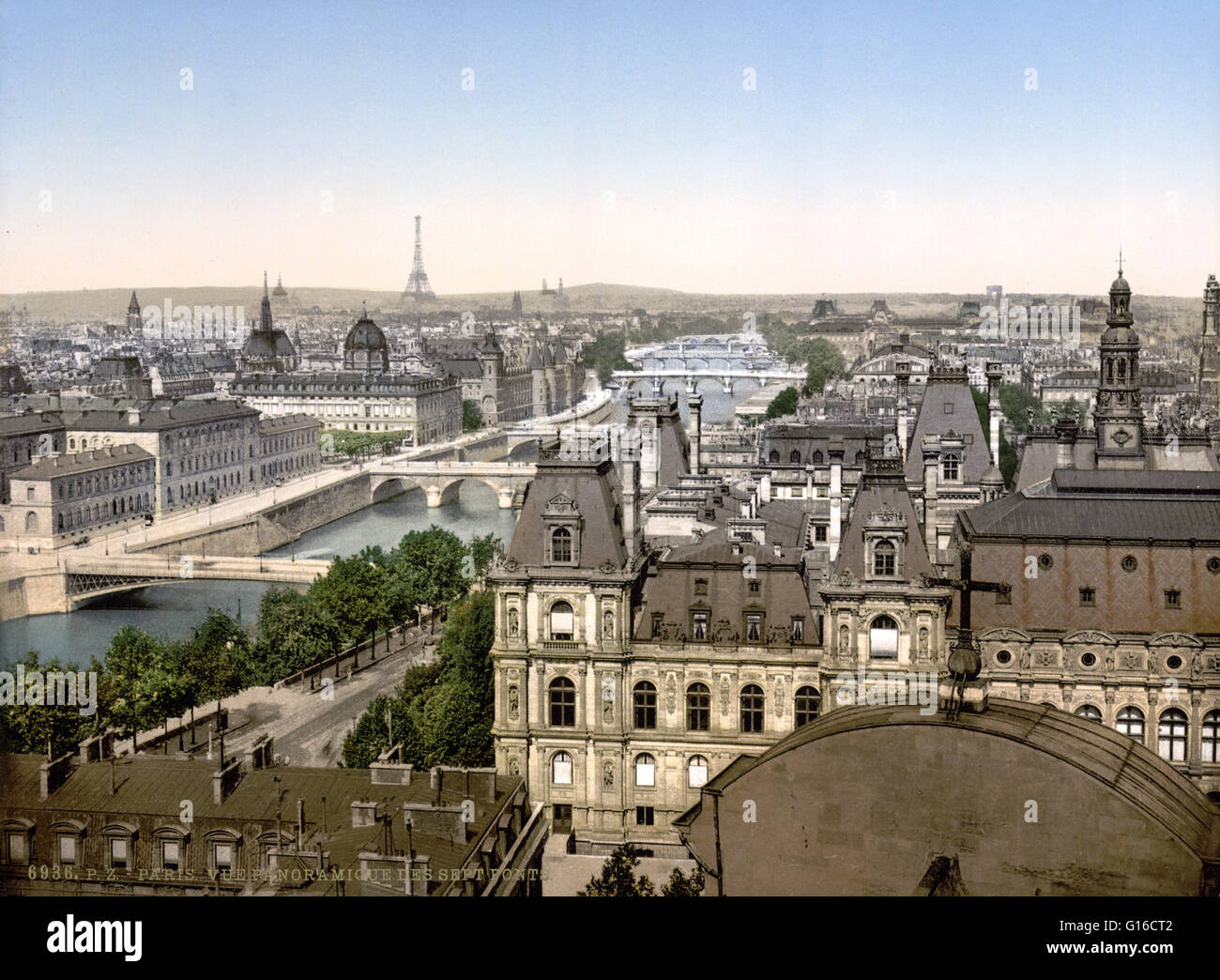 Panorama des sept ponts, Paris, France, vers 1890-1900. La Seine est une rivière longue de 482 km et une importante voie navigable commerciale circulant dans Paris et dans la Manche au Havre. Il y a 37 ponts à l'intérieur de Paris et des douzaines de plus spanni Banque D'Images