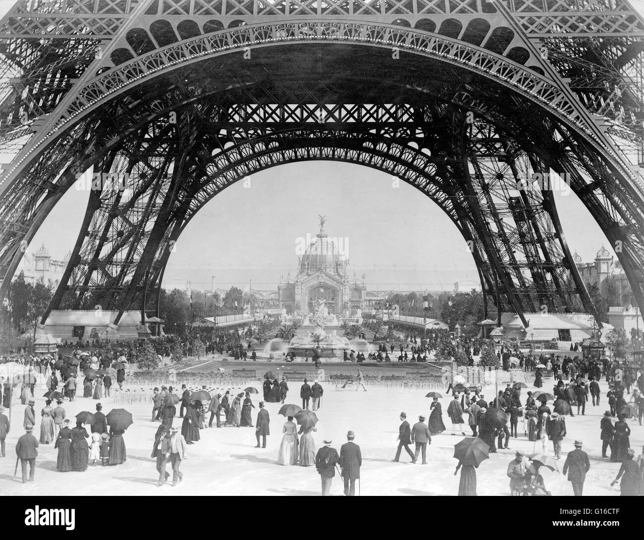 Recherche dans la base de la Tour Eiffel vers la coupole centrale du Palais des industries à l'Exposition universelle de 1889, à Paris, avec les piétons circulant dans l'avant-plan. La Tour Eiffel (La Tour Eiffel) est une tour en treillis de fer locat Banque D'Images Recherche dans la base de la Tour Eiffel vers la coupole centrale du Palais des industries à l'Exposition universelle de 1889, à Paris, avec les piétons circulant dans l'avant-plan. La Tour Eiffel (La Tour Eiffel) est une tour en treillis de fer locat Banque D'Images