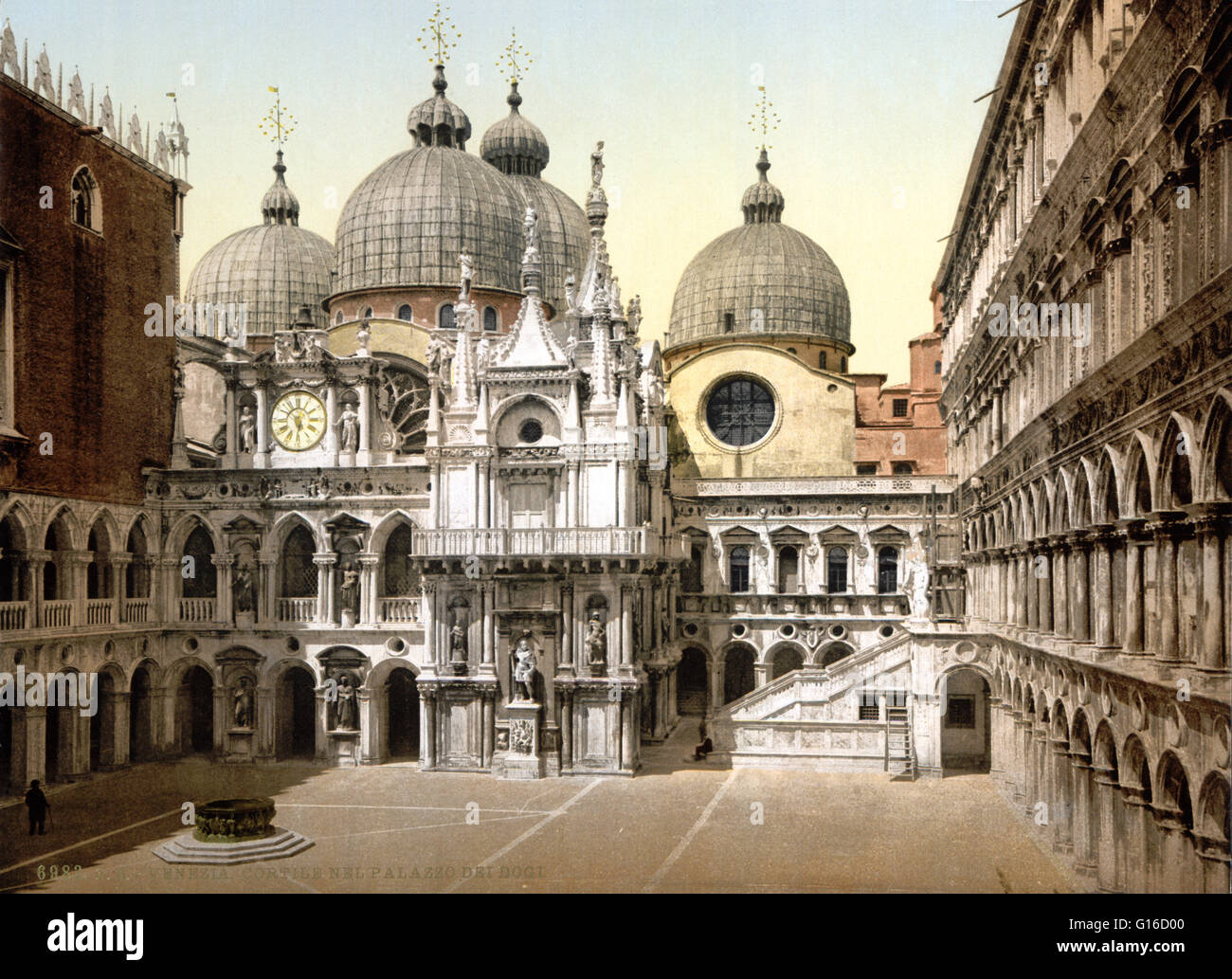 Le doge's Palace est un palais construit en style gothique vénitien, et l'un des principaux monuments de la ville de Venise. La partie la plus ancienne du palais est la façade donnant sur la lagune, les coins sont décorés de sculptures du 14ème siècle par Filip Banque D'Images