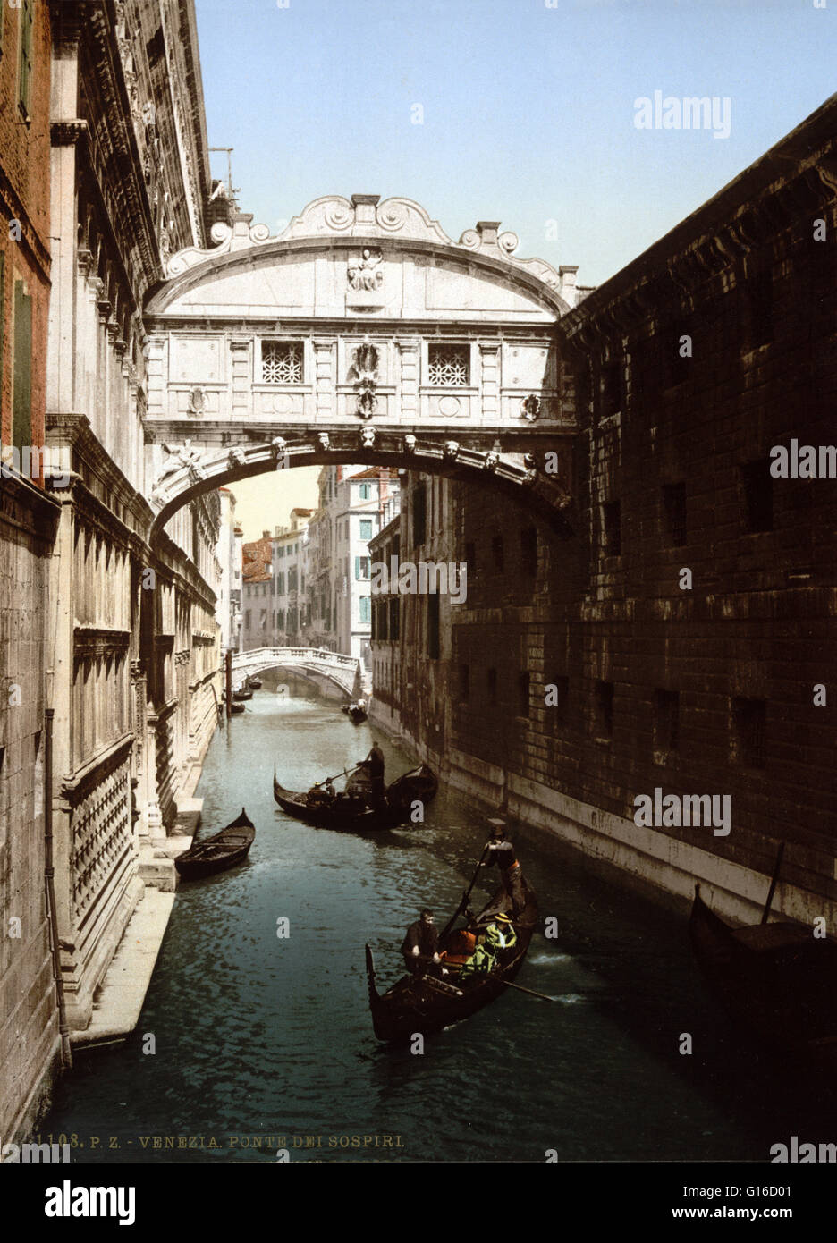 Le Pont des Soupirs est un pont situé à Venise, Italie du nord. Ci-joint le pont est constitué de calcaire blanc et dispose de fenêtres avec des barres de pierre. Il traverse le Rio di Palazzo et relie la nouvelle prison (Prigioni Nuove) pour les salles d'interrogatoire dans Banque D'Images