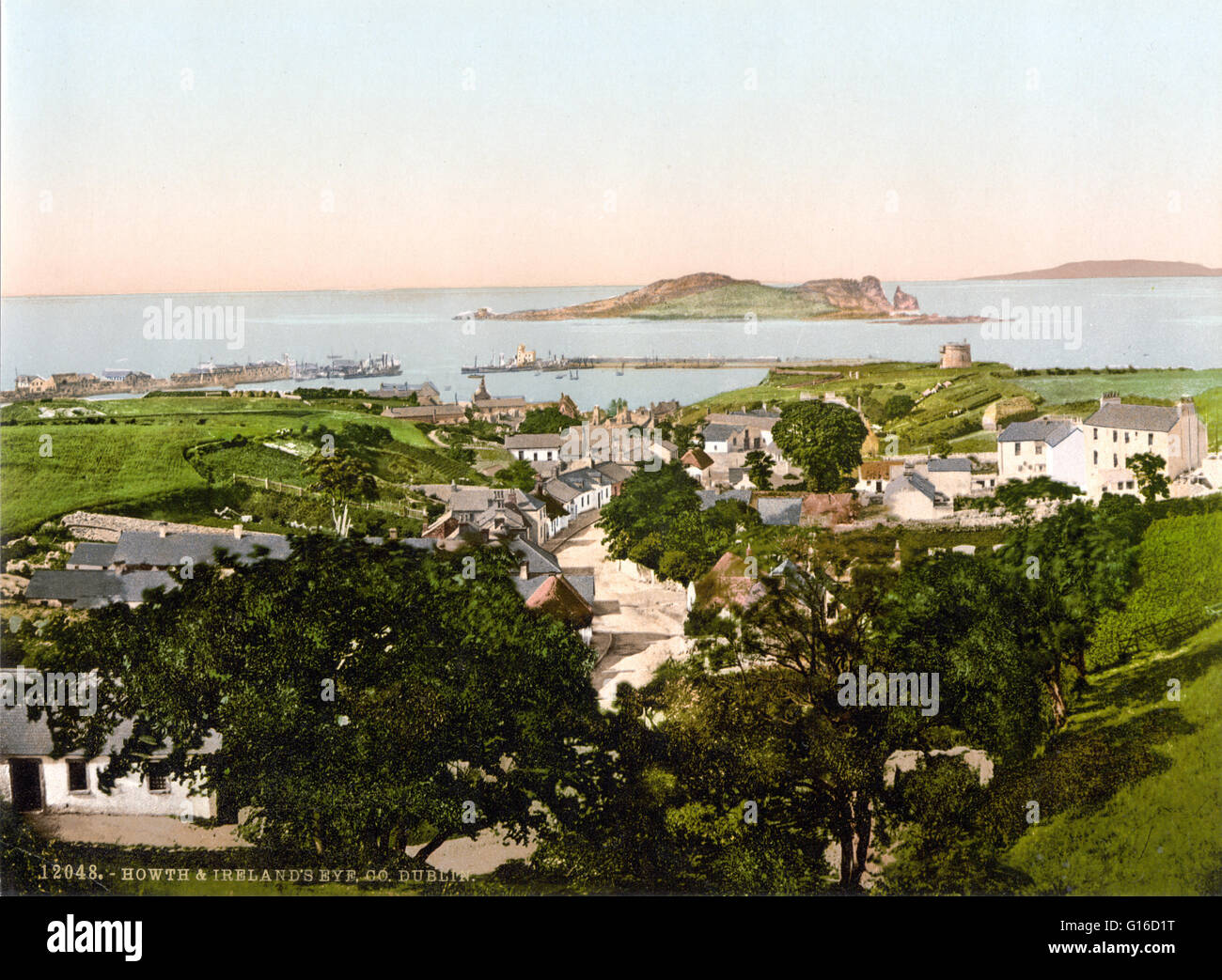 Howth et Ireland's Eye photographié par le Detroit Publishing Company vers 1890-1900. Ireland's Eye est une petite île inhabitée au large de la côte du comté de Dublin, Irlande, situé directement au nord du port de Howth. Les ruines d'une tour Martello et un 8e Banque D'Images