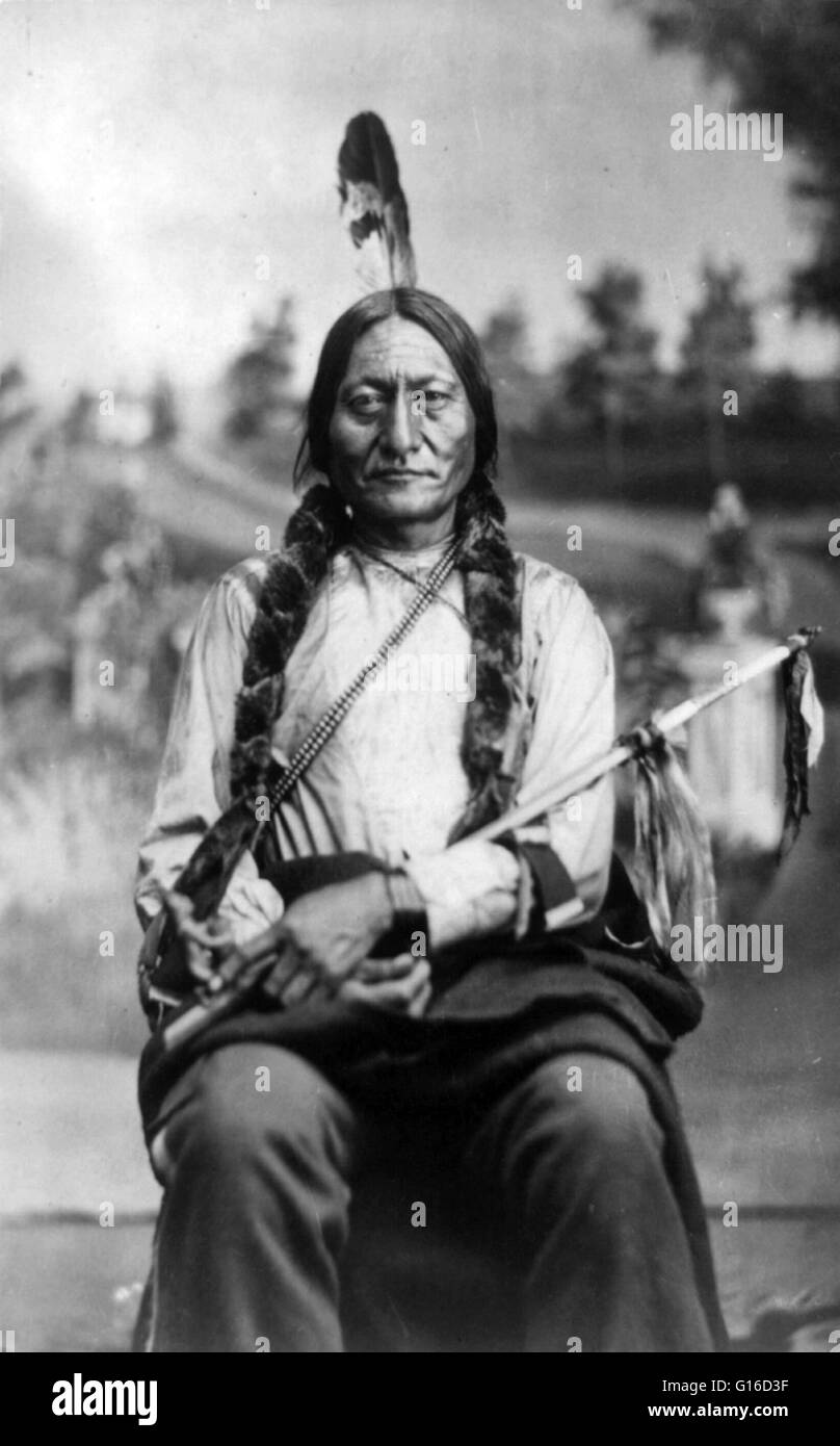 Sitting Bull, holding calumet, photographié par Orlando Scott, 1881. Sitting Bull (1831 - 15 décembre 1890) était un saint homme lakota Hunkpapa qui conduit son peuple comme un chef de tribu durant les années de résistance aux politiques du gouvernement des États-Unis. Avant le départ Banque D'Images