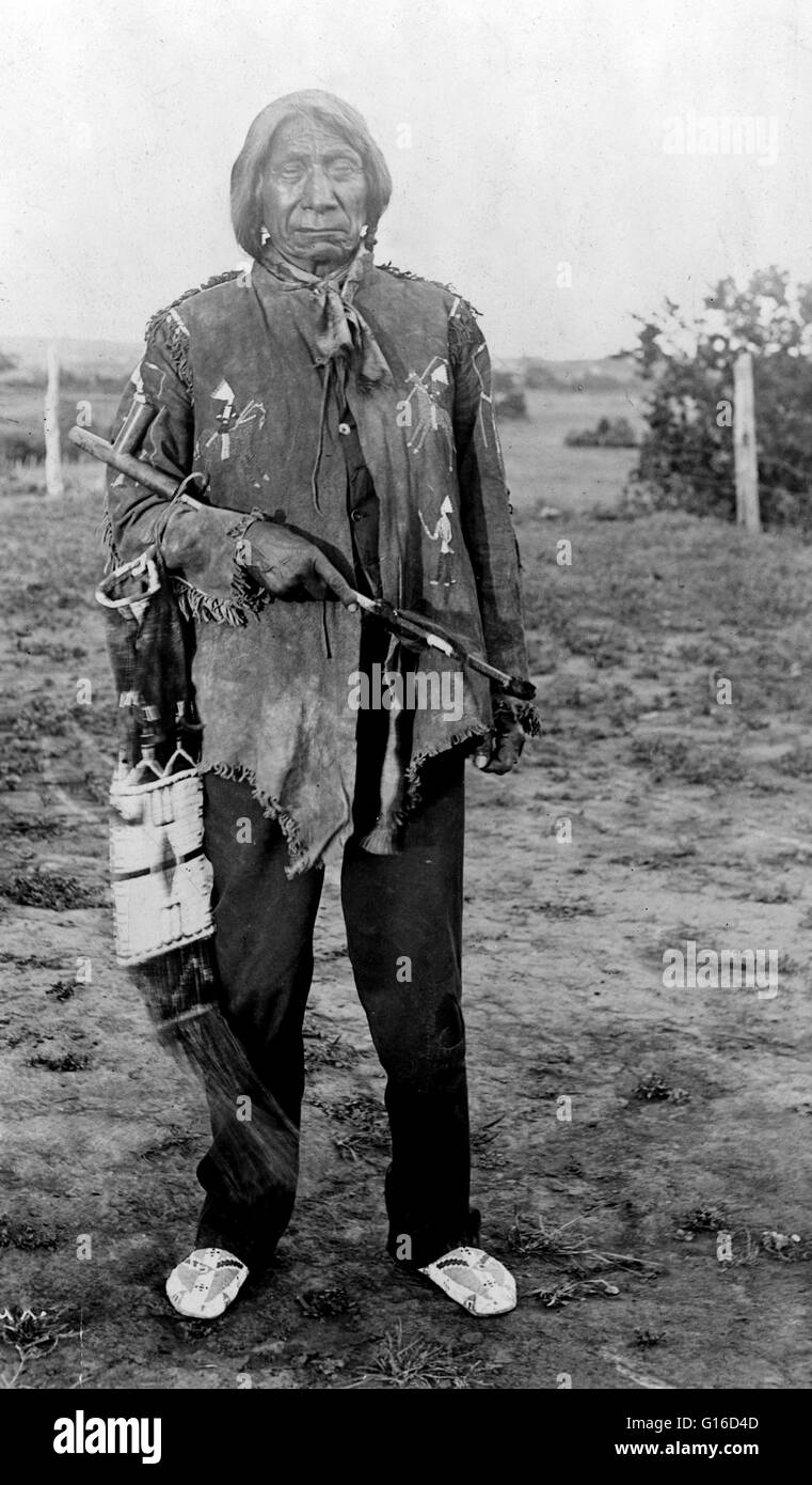 Red Cloud, chef de l'âge de 77 ans, holding calumet, photographié par Jesse H. Bratley, 1898. Red Cloud (1822 - 10 décembre 1909) était un puissant chef de guerre et un chef de l'Oglala Lakota. L'Oglala Lakota Oglala Sioux ou sont l'une des sept sous-tribus de la Banque D'Images