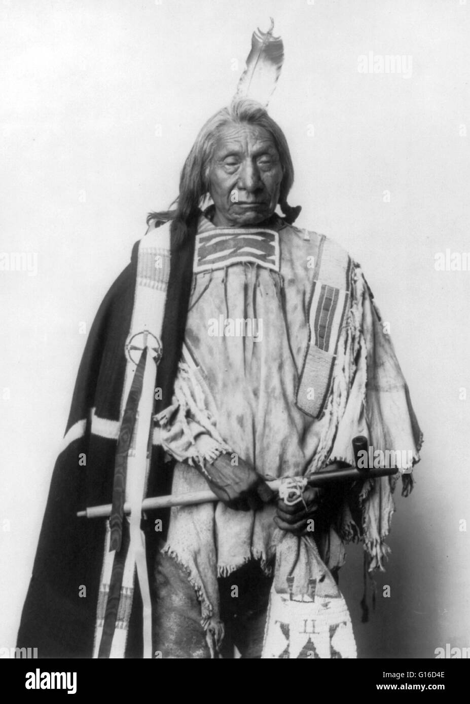 Red Cloud, chef holding pipe, vers 1900. Red Cloud (1822 - 10 décembre 1909) était un puissant chef de guerre et un chef de l'Oglala Lakota. L'Oglala Lakota Oglala Sioux ou sont l'un des sept sous-tribus du peuple Lakota, qui, avec l'Nakot Banque D'Images