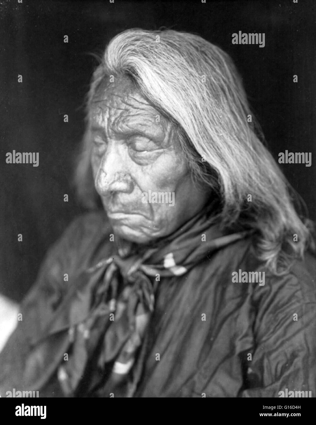 Le chef Red Cloud, photographié par Edward S. Curtis, 26 décembre 1905. Red Cloud (1822 - 10 décembre 1909) était un puissant chef de guerre et un chef de l'Oglala Lakota. L'Oglala Lakota Oglala Sioux ou sont l'un des sept sous-tribus des Lakotas peopl Banque D'Images