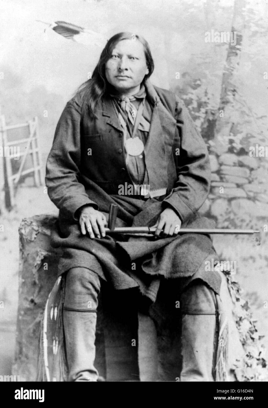 Spotted Elk holding calumet de la paix, aucune date ou le photographe crédité. Spotted Elk (1826 - 29 décembre 1890) était un chef de l'Miniconjou, Sioux Lakota. Il était considéré comme un grand homme de paix, et était le plus connu parmi son peuple pour son diplôme et politique Banque D'Images