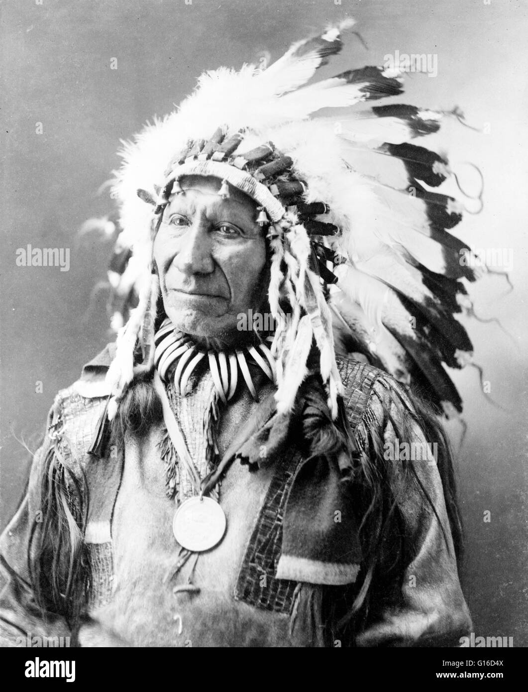 Chef de l'American Horse photographié par John A. Anderson, 1900. American Horse (1840 - 16 décembre 1908) était un chef Lakota Oglala, homme d'État, éducateur et historien. Cheval américain est notable dans l'histoire américaine comme un Indien de l'armée américaine et d'un scout les Banque D'Images