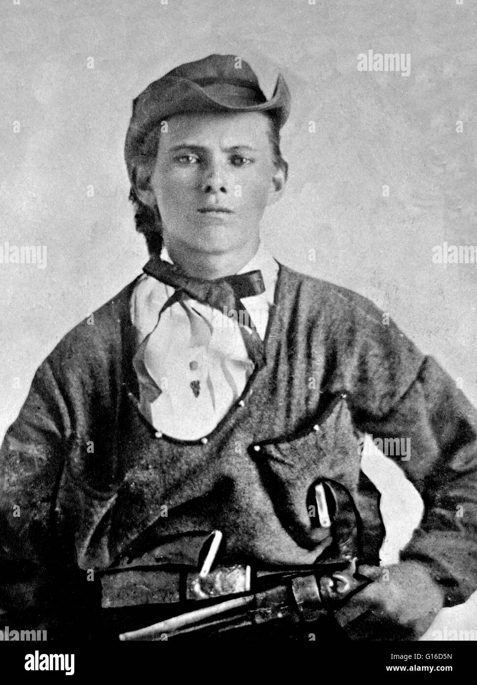 James holding handgun dans main gauche à la taille, en date du 1864. Jesse Woodson James (5 septembre 1847 - 3 avril 1882) était un chef de gang, hors-la-loi, voleur de banque, train brigand, et meurtrier de l'état du Missouri et le plus célèbre membre de la Banque D'Images