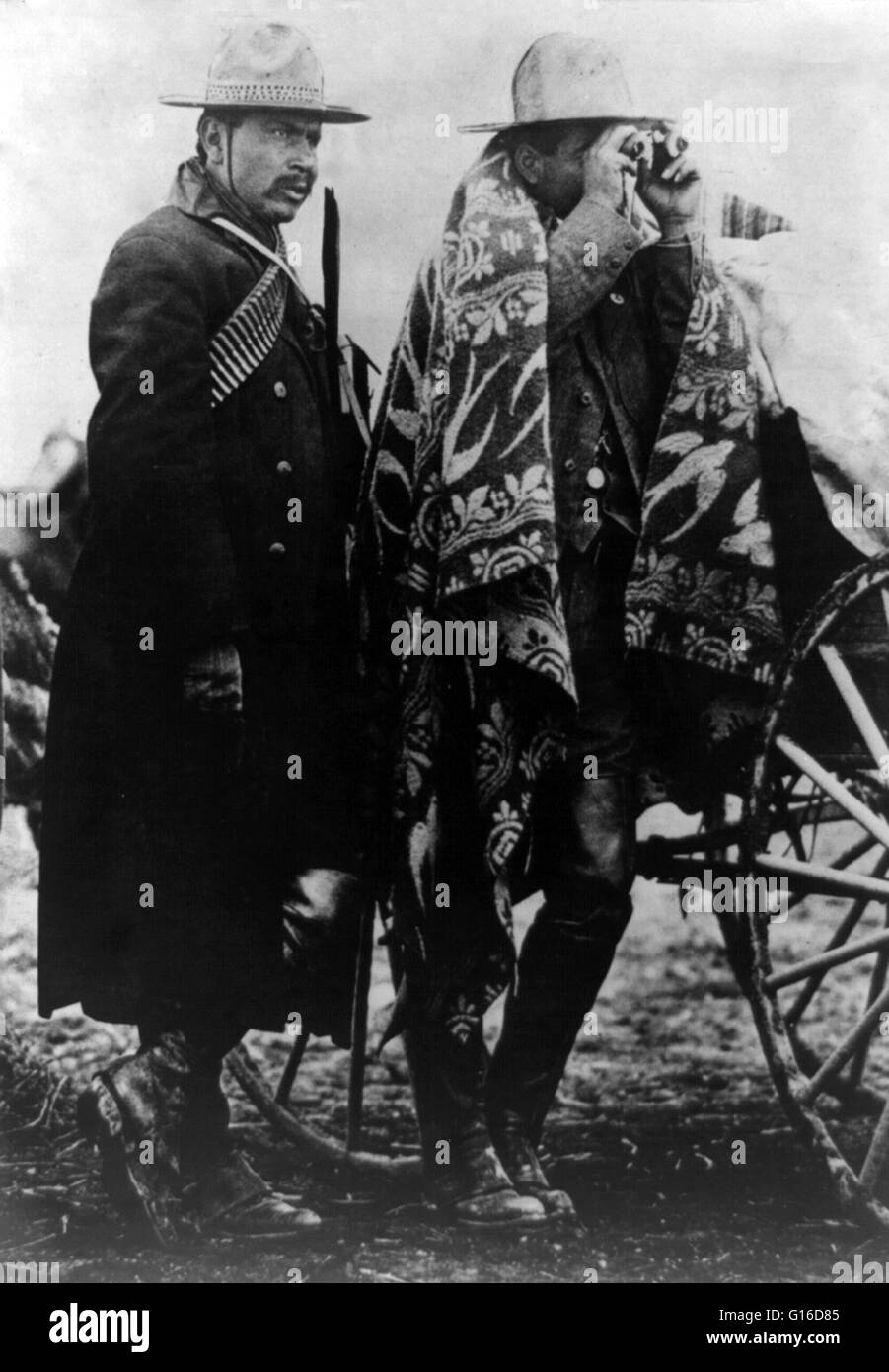 Intitulé : "Qu'un commandant général mexicain ressemble dans l'épais de bataille, le général Villa' photographié par Wilbur, 1913 Durborough Henry. Sur le droit général à la Villa à travers les jumelles. José Doroteo Arango Arámbula (5 juin 1878 - Le 20 juillet, 1 Banque D'Images