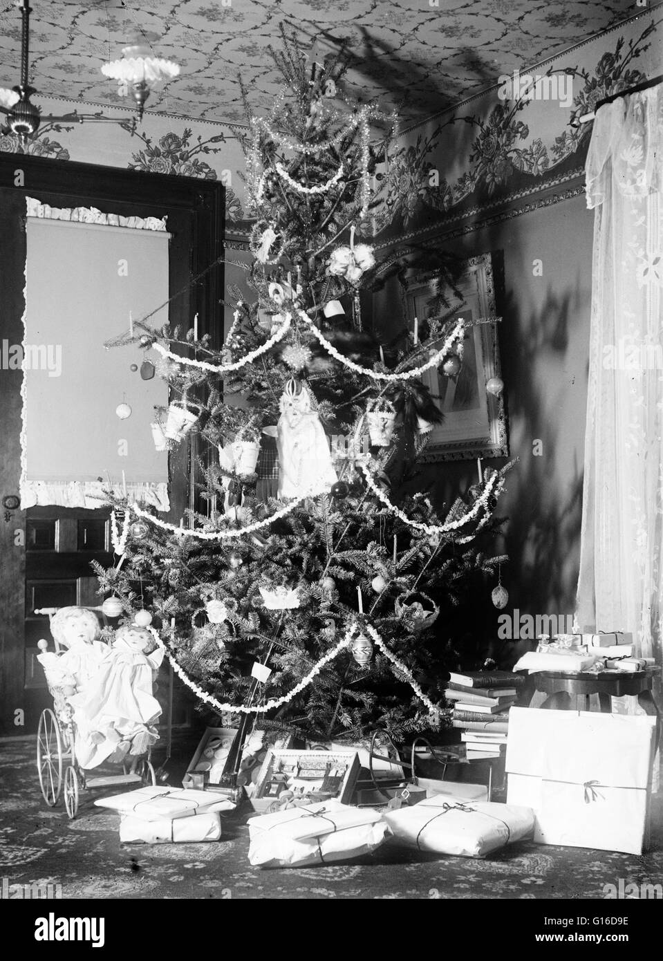 Intitulé : 'arbre de Noël dans la maison Wright, 7 rue d'aubépine, Dayton, Ohio, 1900. Une des principales raisons pour lesquelles nous avons la coutume de donner et recevoir des cadeaux à Noël, est de nous rappeler de la présente donné à Jésus par les Sages : Encens, G Banque D'Images