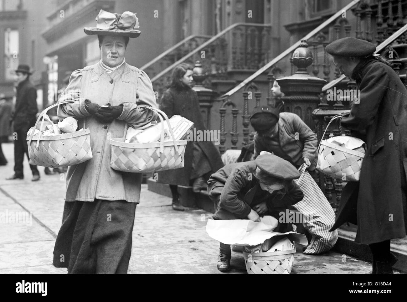 Intitulé : 'Taking accueil paniers, dîner de Noël de l'Armée du Salut, à New York." L'Armée du Salut administre un certain nombre de programmes d'assistance de l'année. Les familles peuvent obtenir de l'aide autour de Noël, Thanksgiving, et même de Pâques. La nourriture, repas, cadeaux, manteaux Banque D'Images