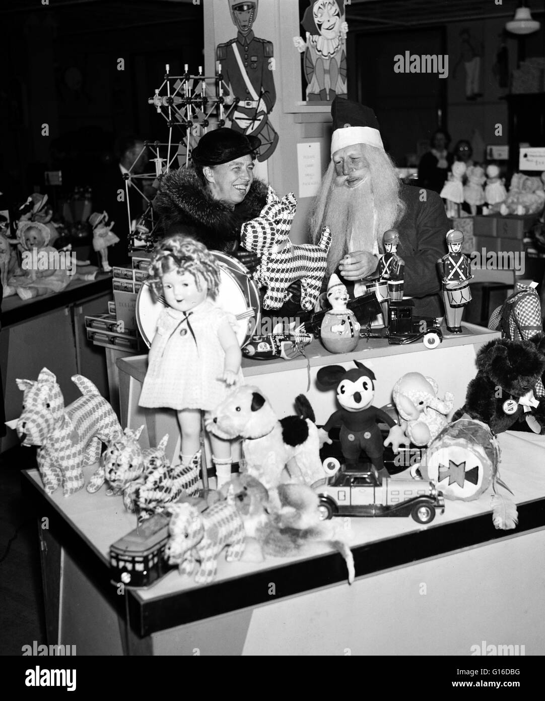 Intitulé : 'pas de jouets d'éléphants pour la première dame. Mme Roosevelt, sur une tournée d'achats de Noël, avait de la difficulté à convaincre le Père Noël qu'elle ne voulait pas un jouet éléphant, symbole du parti républicain, comme cadeau de Noël. Il est montré ici inspecti Banque D'Images