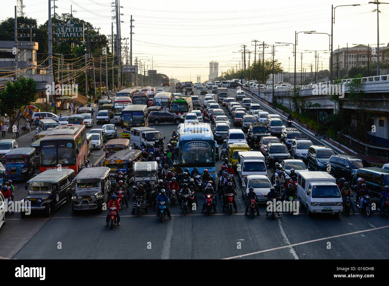 PHILIPPINES, Manille, le trafic lourd à Quezon City durant les heures de pointe / PHILIPPINEN, Manille, Verkehr à Quezon City Banque D'Images