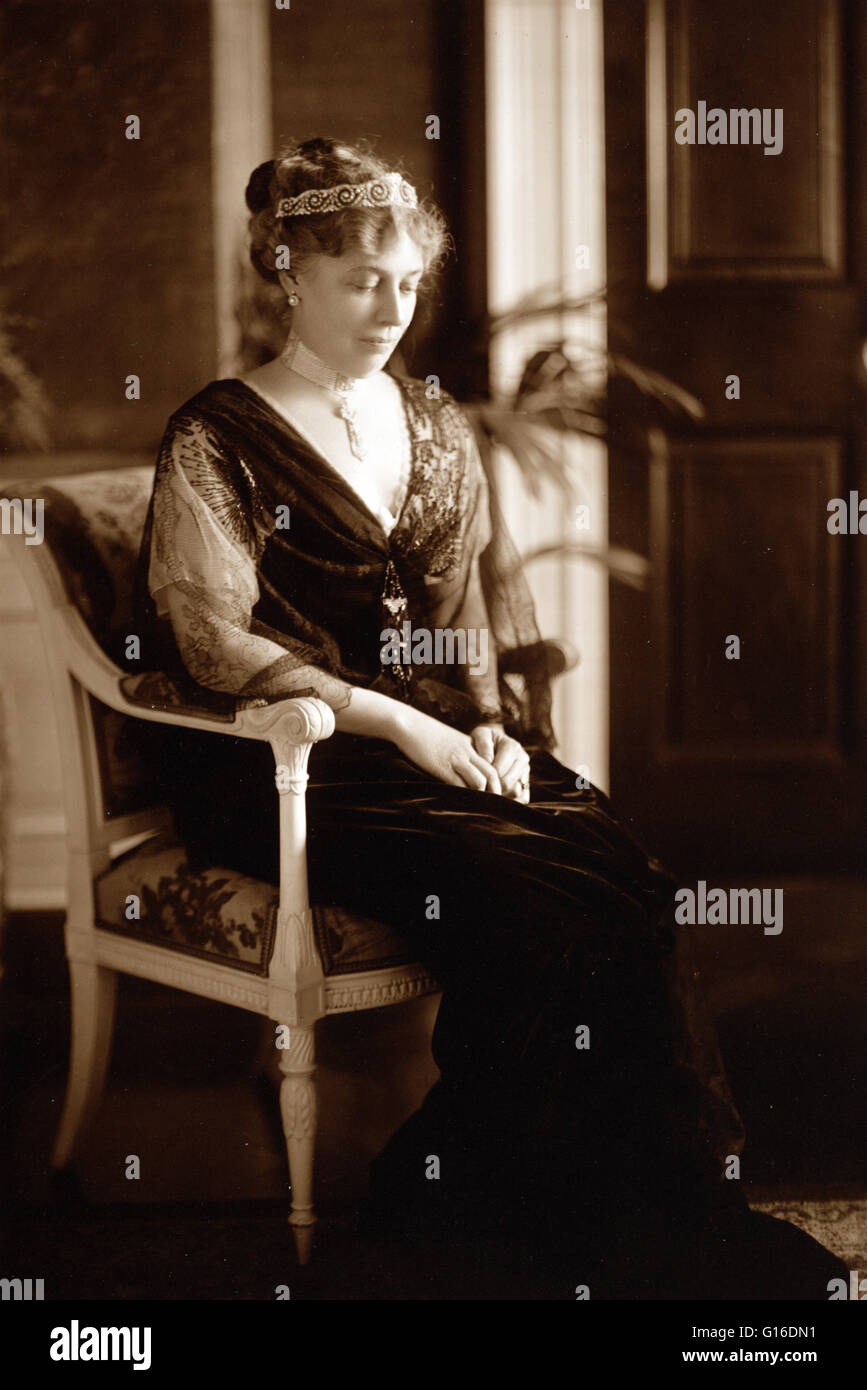Mme Taft en robe du soir avec collier et tiara. Helen Louise Herron "Nellie" Taft (2 juin 1861 - Mai 22, 1943) était l'épouse de William Howard Taft et première dame des États-Unis de 1909 à 1913. Nellie est diplômé de l'Université de Cincinnati de M Banque D'Images