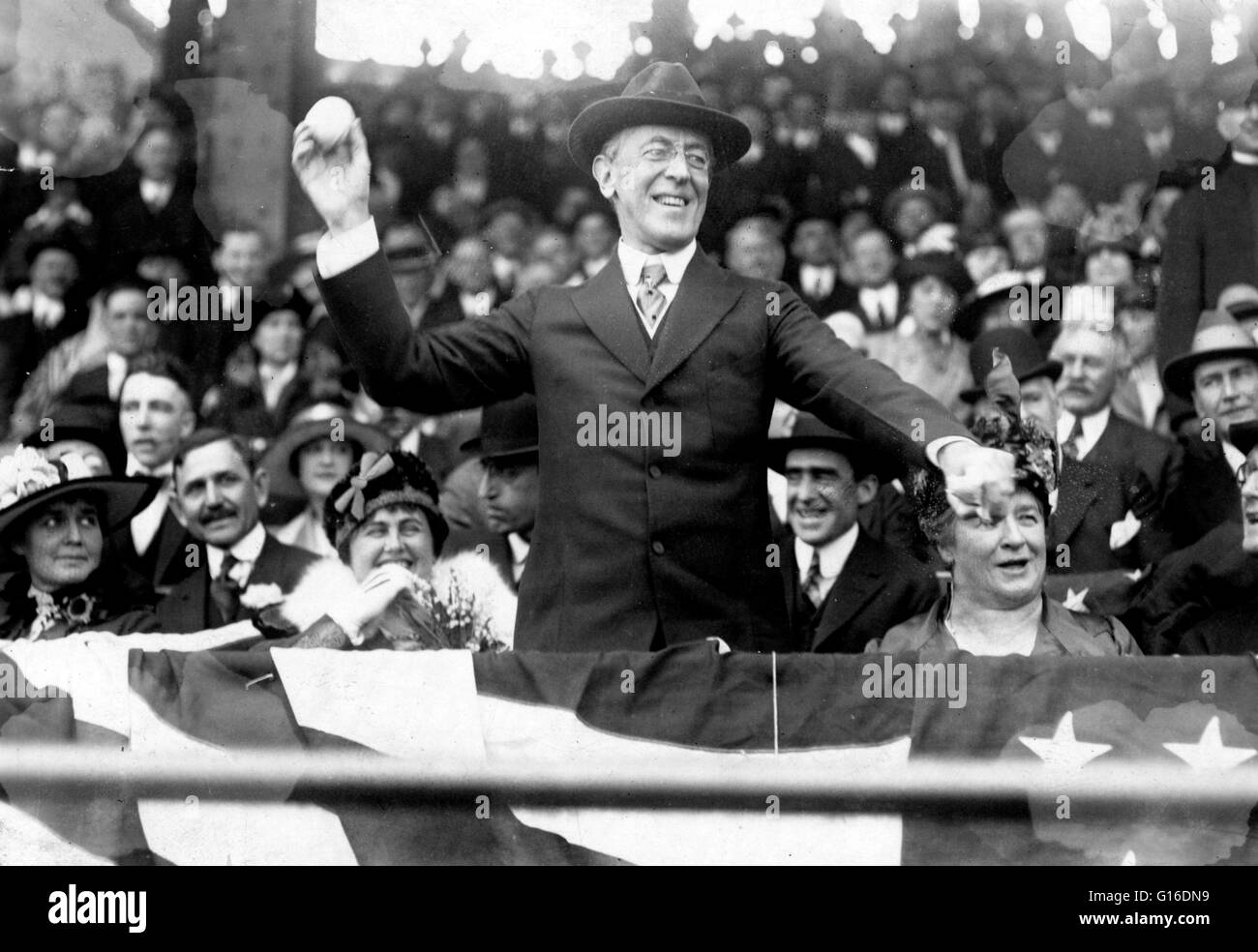 Le Président Woodrow Wilson à jeter le premier ballon, jour d'ouverture, 1916 ; parmi les personnes présentes sont Edith Bolling Galt Wilson et Mme Ida Wilson. Thomas Woodrow Wilson (28 décembre 1856 - 3 février 1924) a été le 28e président des États-Unis, à partir de Banque D'Images Le Président Woodrow Wilson à jeter le premier ballon, jour d'ouverture, 1916 ; parmi les personnes présentes sont Edith Bolling Galt Wilson et Mme Ida Wilson. Thomas Woodrow Wilson (28 décembre 1856 - 3 février 1924) a été le 28e président des États-Unis, à partir de Banque D'Images